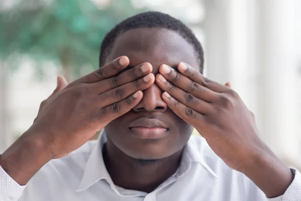 Czarny Afrykanin Zakrywający Oczy Czarny Afrykanin Ukazujący Koncepcję Cenzury Ograniczenie — Zdjęcie stockowe