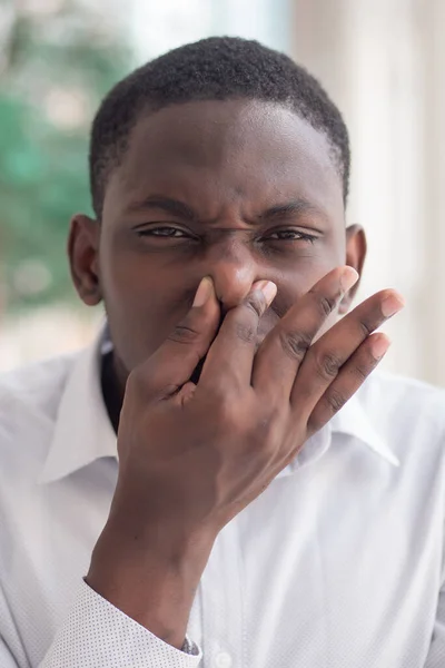 Hombre Negro Africano Cubriéndose Nariz Por Mal Olor Hombre Negro — Foto de Stock