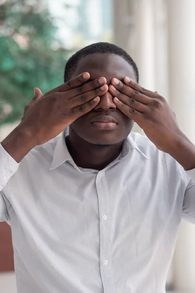 Африканский Чёрный Человек Закрывает Глаза Африканский Чёрный Человек Демонстрирует Концепцию — стоковое фото