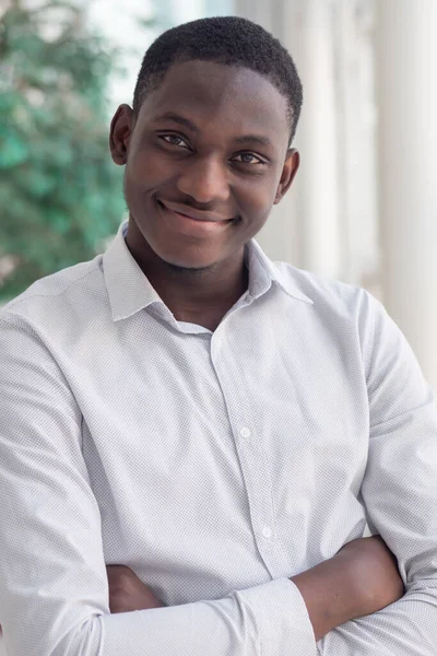 幸せな笑顔アフリカの黒人男性 楽観的な友好的なアフリカの黒人男性の肖像画肯定的な笑顔の表情 — ストック写真