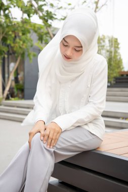 Diz eklem ağrısı olan kadın, dizinden yaralanan Müslüman kadın, dizinden yaralanan Asyalı kadın portresi, diz ekleminden yaralanan kız, genç Müslüman kadın sağlık modeli