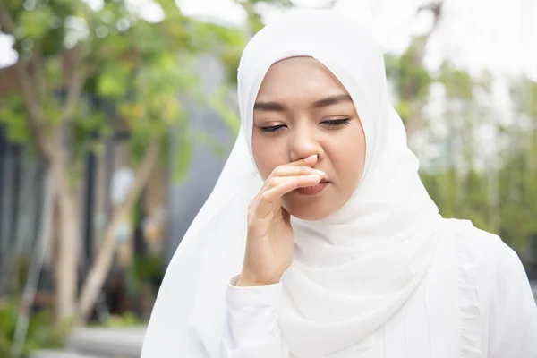病気のイスラム教徒の女性は鼻水を実行しています ウイルス発生の概念 バイオハザード 生物学的危険 予防医療 病気の隔離 コロナウイルス発生制御 病気の封じ込め Covid — ストック写真