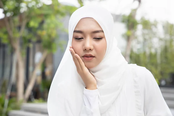 Vrouw Met Kiespijn Zieke Aziatische Vrouw Die Lijdt Aan Kiespijn — Stockfoto