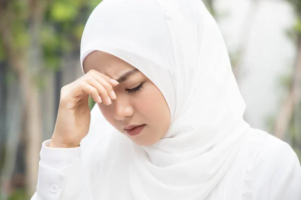 Zieke Aziatische Moslimvrouw Met Koorts Als Gevolg Van Virusinfectie Concept — Stockfoto