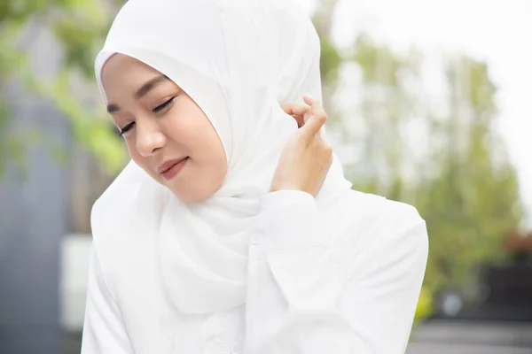 穆斯林妇女挠脖子皮 干性皮肤 过敏性皮肤发炎 身体护理 真菌炎症 皮肤病 皮肤护理观念 年轻的伊斯兰妇女模型 — 图库照片