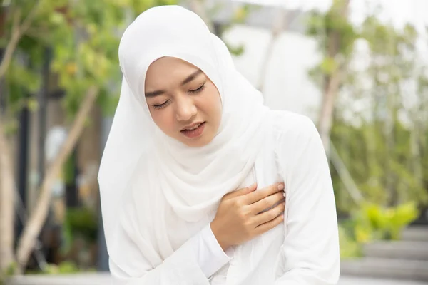 Mulher Muslimah Doente Com Problema Indigestão Refluxo Ácido Sintomas Gerd — Fotografia de Stock