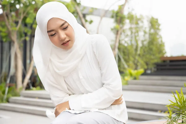 患有胃痛的妇女 患有胃痛 月经期抽筋 食物中毒 酸液倒流的生病的穆斯林妇女 亚洲年轻成年妇女保健模式 — 图库照片