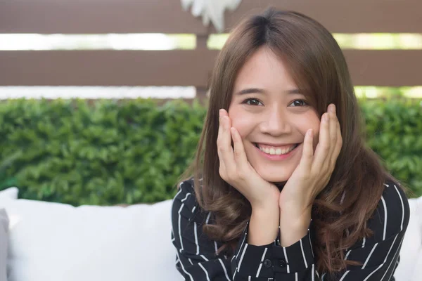 Retrato Cara Chica Sonriente Feliz Quedarse Casa Retrato Mujer Asiática — Foto de Stock