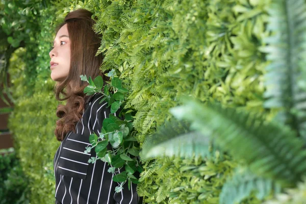 Självsäker Flicka Tittar Upp Vistas Hemma Porträtt Positiva Säker Avslappnad — Stockfoto