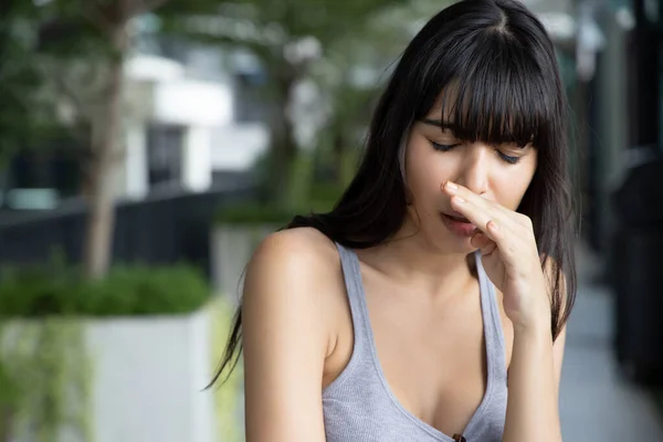 Wanita Sakit Memiliki Hidung Berair Flu Konsep Perawatan Kesehatan Infeksi — Stok Foto