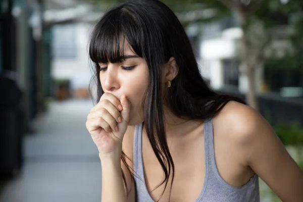 Sjuk Kvinna Hosta Med Halsont Sjuk Kvinna Med Hosta Symptom — Stockfoto