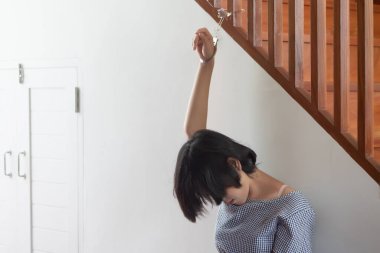 Tacize uğrayan kadının kelepçelenmesi, tecrit konsepti, evde kalmaya zorlanması, ev hapsi, özgürlük eksikliği, yeni bir normal