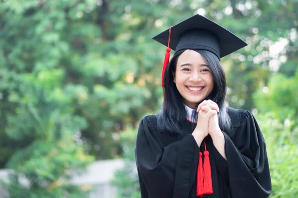 Mutlu Gülümseyen Üniversite Mezunu Başarılı Eğitim Kavramı Mutlu Diploma Günü — Stok fotoğraf