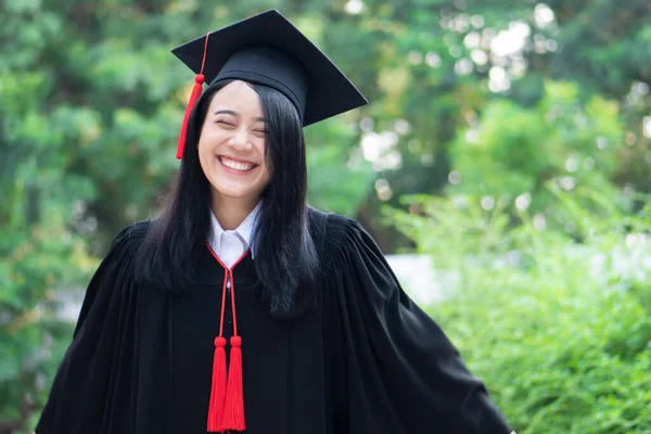 Ευτυχής Χαμογελαστός Φοιτητής Απόφοιτος Έννοια Της Επιτυχημένης Εκπαίδευσης Ευτυχισμένη Ημέρα — Φωτογραφία Αρχείου