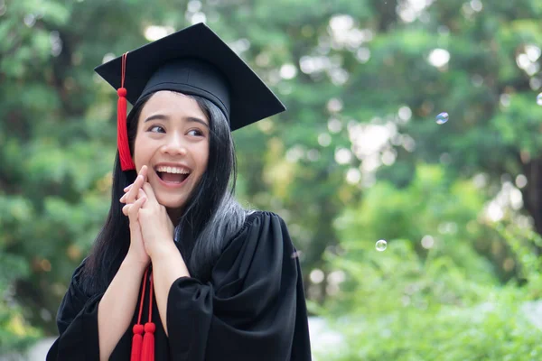 Feliz Sorrindo Estudante Universitário Graduando Olhando Para Cima Conceito Educação — Fotografia de Stock