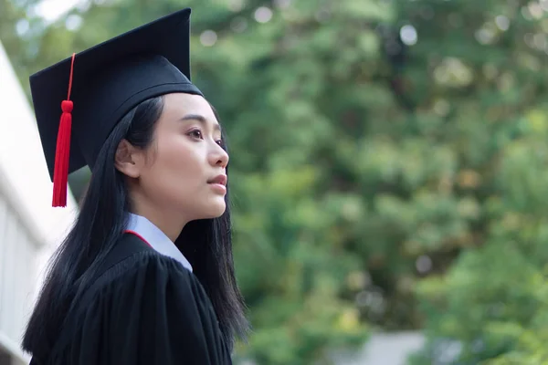 Έξυπνος Φοιτητής Κολέγιο Αποφοίτηση Κοιτώντας Ψηλά Έννοια Της Επιτυχημένης Εκπαίδευσης — Φωτογραφία Αρχείου