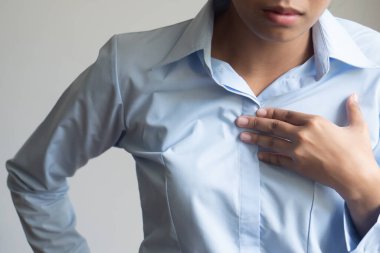 hazımsızlık sorunu olan hasta kadın, asit reflüsü veya gerd semptomları; kadın sağlığı, vücut bakımı, hastalık, ağrı, asit reflü, zatürree, virüs hastalığı konsepti; 20 'li yaşlarda genç Asyalı kadın model