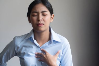 hazımsızlık sorunu olan hasta kadın, asit reflüsü veya gerd semptomları; kadın sağlığı, vücut bakımı, hastalık, ağrı, asit reflü, zatürree, virüs hastalığı konsepti; 20 'li yaşlarda genç Asyalı kadın model