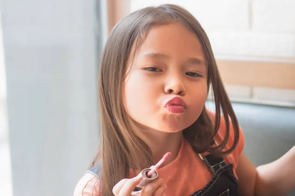 Linda Niña Jugando Aplicando Lápiz Labial Maquillaje Sus Labios Concepto —  Fotos de Stock