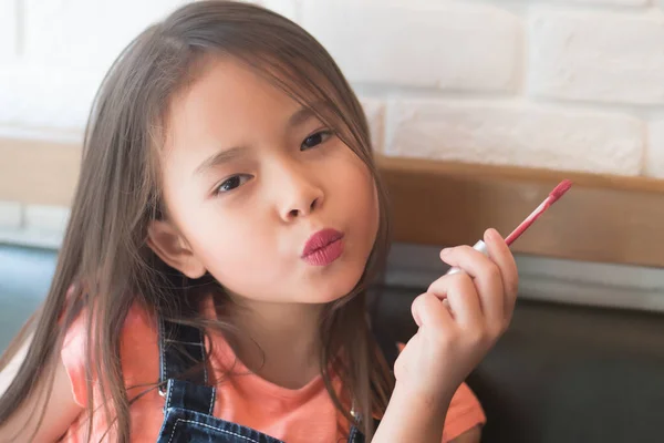Aranyos Kislány Játszik Alkalmazó Smink Rúzs Ajkait Koncepció Lány Ápolás — Stock Fotó