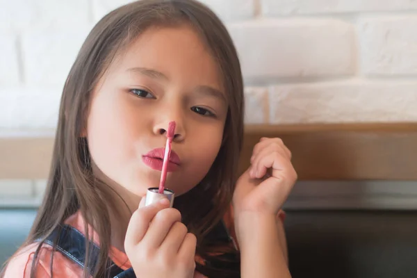 Aranyos Kislány Játszik Alkalmazó Smink Rúzs Ajkait Koncepció Lány Ápolás — Stock Fotó