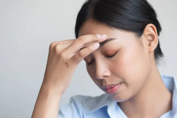 Kranke Frau Mit Kopfschmerzen Oder Fieber Aufgrund Einer Virusinfektion Konzept — Stockfoto