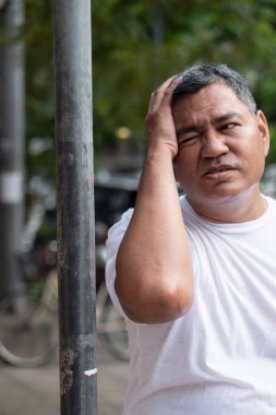 Şanssız yaşlı dikkatsiz yaşlı adam kafasına demir sopayla vurdu; kafa yaralanması, kafa kazası, beyin hasarı, beyin lezyonu, hafıza kaybı, hafıza kaybı, Asyalı kıdemli adam modeli