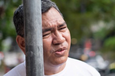 Şanssız yaşlı dikkatsiz yaşlı adam kafasına demir sopayla vurdu; kafa yaralanması, kafa kazası, beyin hasarı, beyin lezyonu, hafıza kaybı, hafıza kaybı, Asyalı kıdemli adam modeli