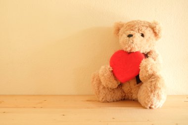 Oyuncak ayı oyuncak ahşap masada yalnız