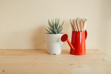 Kavram eğitim ya da okula geri kalem ahşap backgrou üzerinde