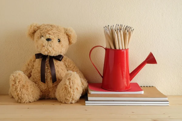 Teddy Bear leksak ensam på träbord — Stockfoto