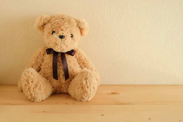 Teddy Bear speelgoed alleen op houten tafel — Stockfoto