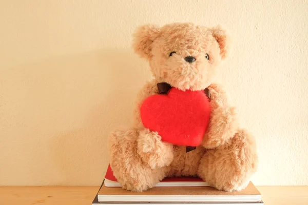 Teddy urso brinquedo sozinho na mesa de madeira — Fotografia de Stock