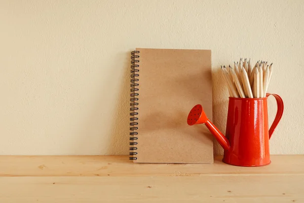 Concept van onderwijs of terug naar school potlood op houten CHTERGRO — Stockfoto