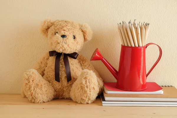 Teddy Bear leksak ensam på träbord — Stockfoto
