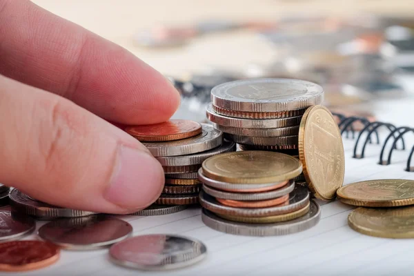 Finanças de empresas. poupar dinheiro para o conceito de investimento moedas baht — Fotografia de Stock