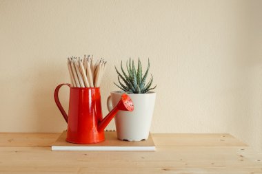 Kavram eğitim ya da okula geri kalem ahşap backgrou üzerinde