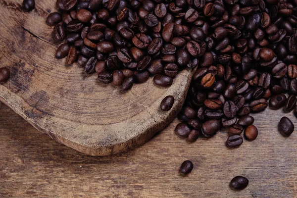 フィルター効果のレトロなヴィンテージの木製の背景にコーヒー豆 — ストック写真