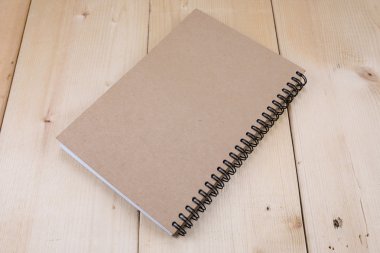 Geri dönüşümlü kağıt kitap ahşap arka plan üzerinde