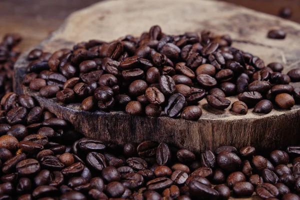 Kaffebönor på trä bakgrund med filter effekt retro vintage — Stockfoto
