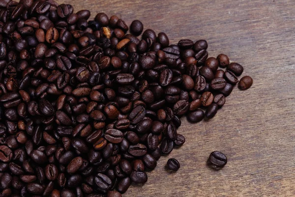 Coffee Bean op hout achtergrond met filter effect retro vintage — Stockfoto