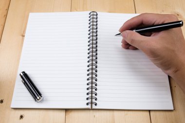 Ahşap masa kitap el ele tutuşur