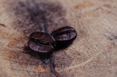 Kahve çekirdeği filtre etkisi retro vintage ahşap zemin üzerine 