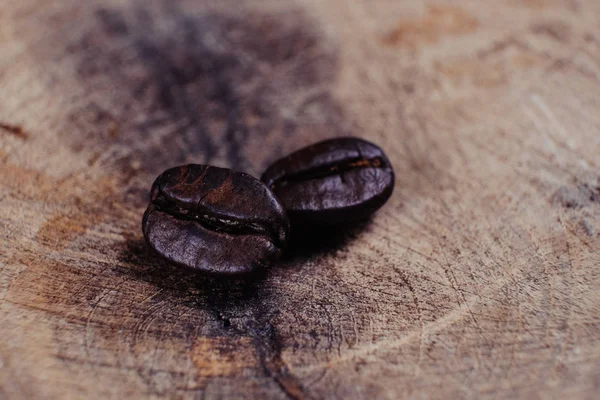 Kahve çekirdeği filtre etkisi retro vintage ahşap zemin üzerine 