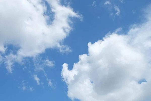 Nuvola su sfondo cielo blu — Foto Stock