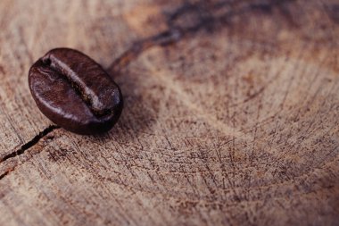 Kahve çekirdeği filtre etkisi retro vintage ahşap zemin üzerine 