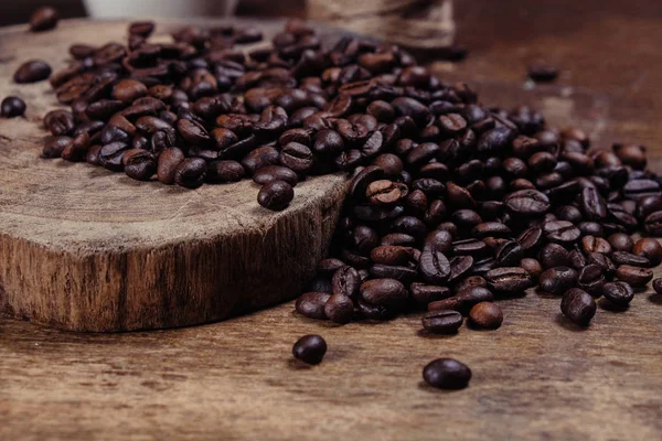 Feijão de café no fundo de madeira com efeito de filtro retro vintage — Fotografia de Stock