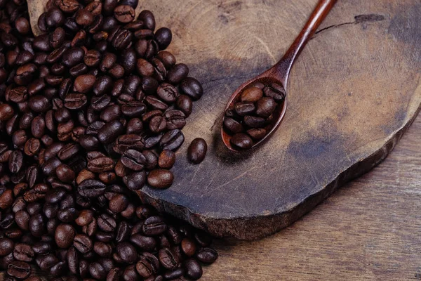 Кофе Бин на деревянном фоне с эффектом фильтра ретро-винтаж — стоковое фото
