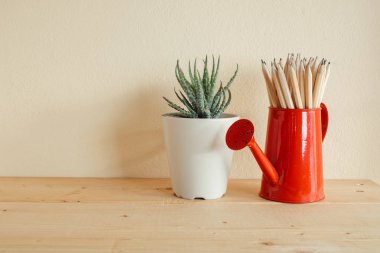 Kavram eğitim ya da okula geri kalem ahşap backgrou üzerinde