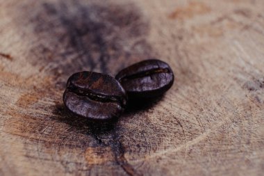 Kahve çekirdeği filtre etkisi retro vintage ahşap zemin üzerine 